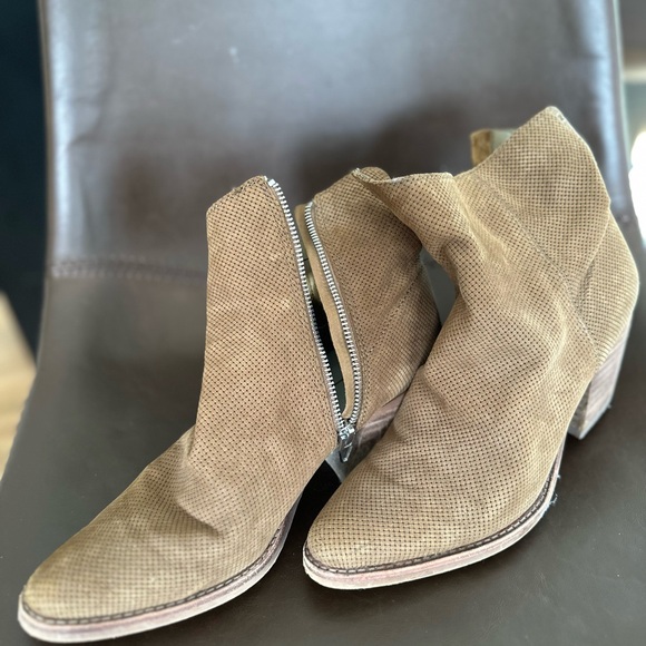 Dolce Vita ankle bootie suede - Picture 2 of 7